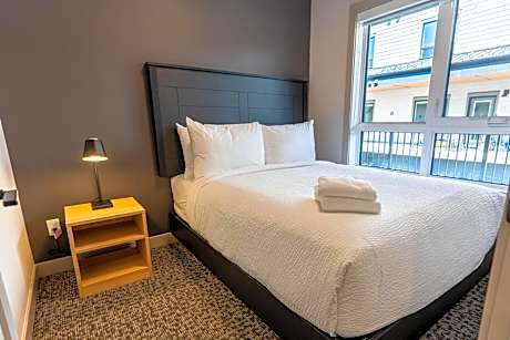 Two-Bedroom Queen Bed Apartment