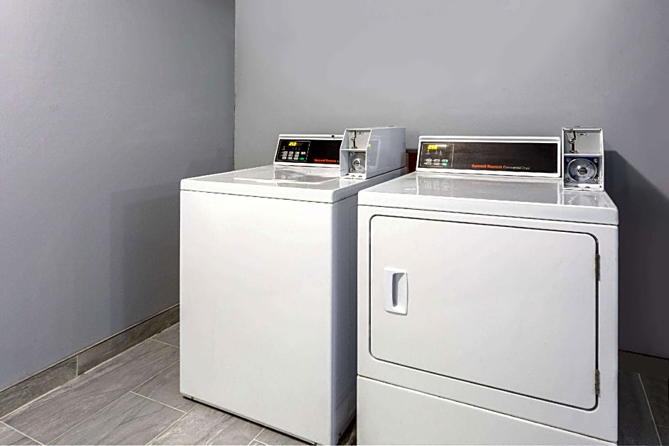 Super 8 by Wyndham Missouri Valley