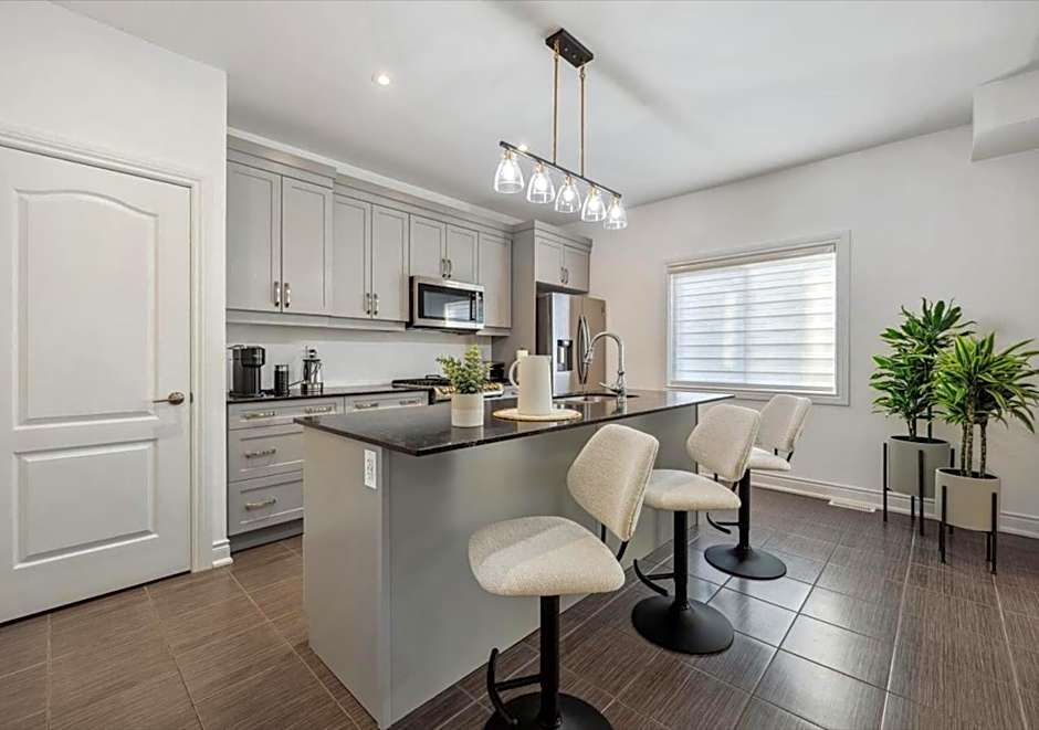 Luxurious and Beautiful, Barrie