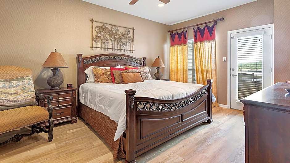 Lake Travis Stunning Waterfront, Sunset & Pool Views, Pet Friendly, Boat Ramp, Lago Vista, Texas