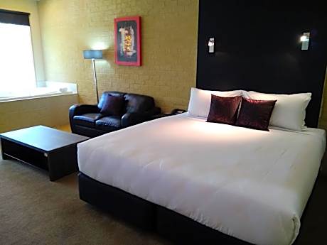 Deluxe King Room with Spa Bath