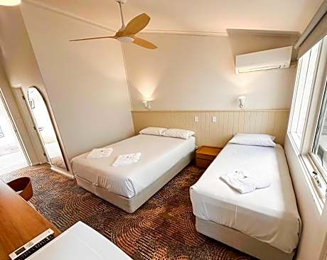 Bateau Bay Hotel