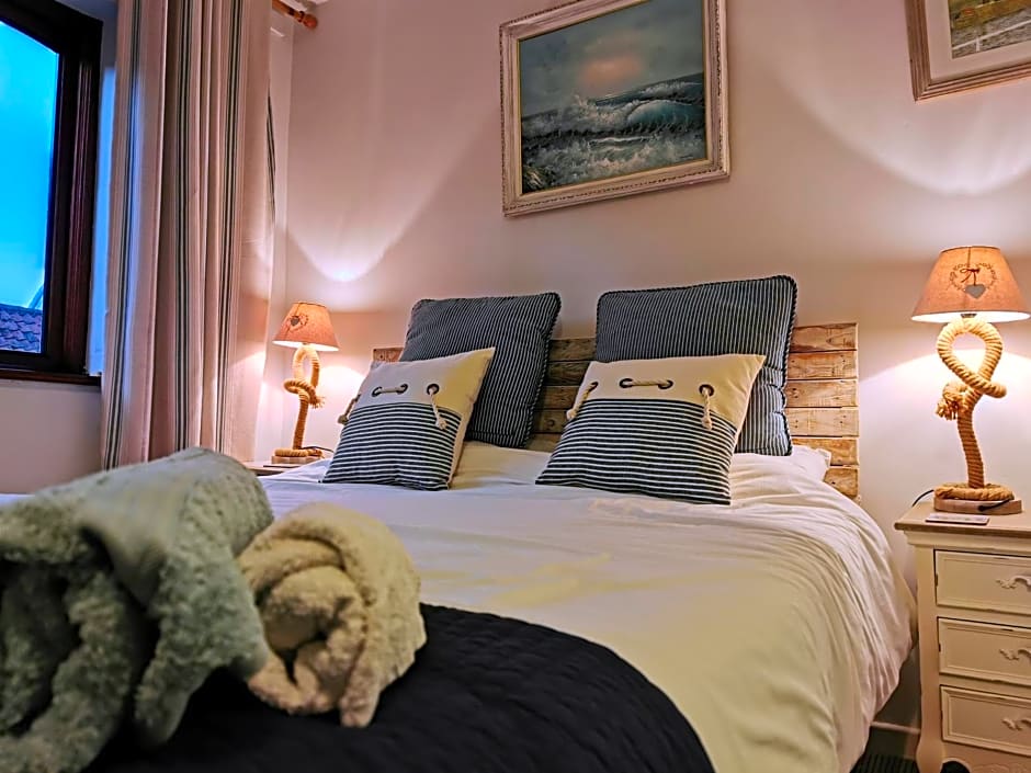 AnchorageWells Entire Cottage OR a King Ensuite on Room Only