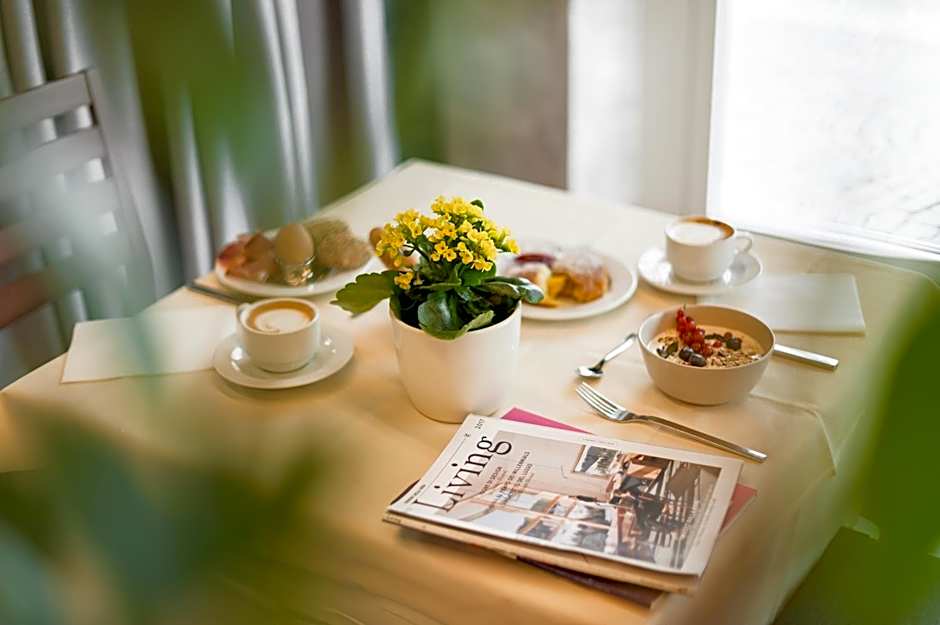 KRONE eat drink stay