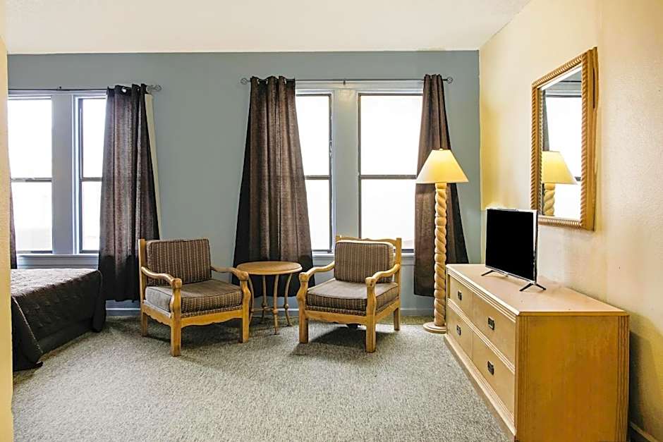 OYO Cameron Historic Hotel Brownsville I-69E