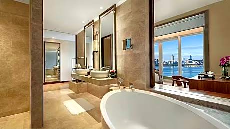 1 King Premium Sea View Lounge Access