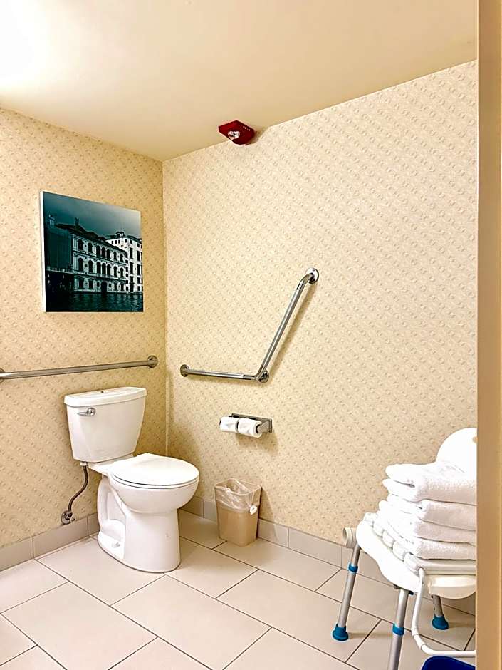 Holiday Inn Express & Suites Riverport Richmond By IHG