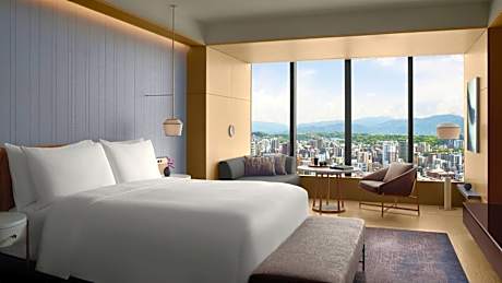 Club level, Club Guest room, 1 King, Skyline view