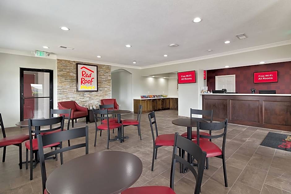 Red Roof PLUS+ Galveston - Beachfront