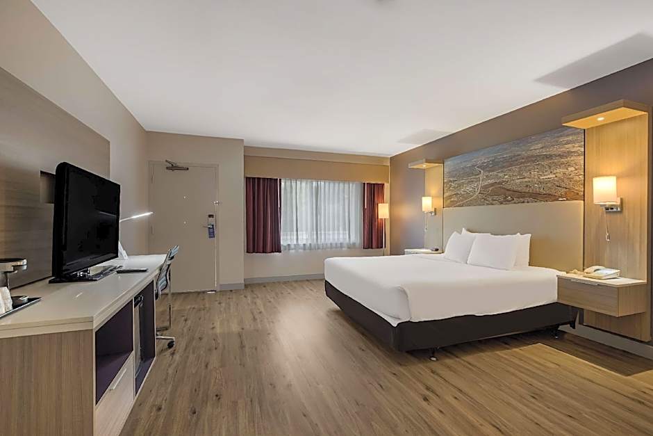 Photo 1 of 4 of 1 King Bed, Hearing/Mobility Accessible