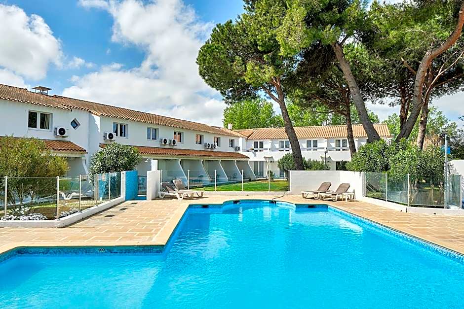 Artemia Aigues-Mortes - Hôtel avec piscine - Bornes électriques - Parking privé - Local vélo-moto