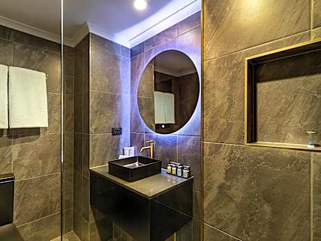 Premier room with 1 king bed