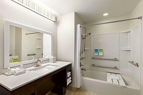 1 Queen Accessible Tub Studio Non Smoking