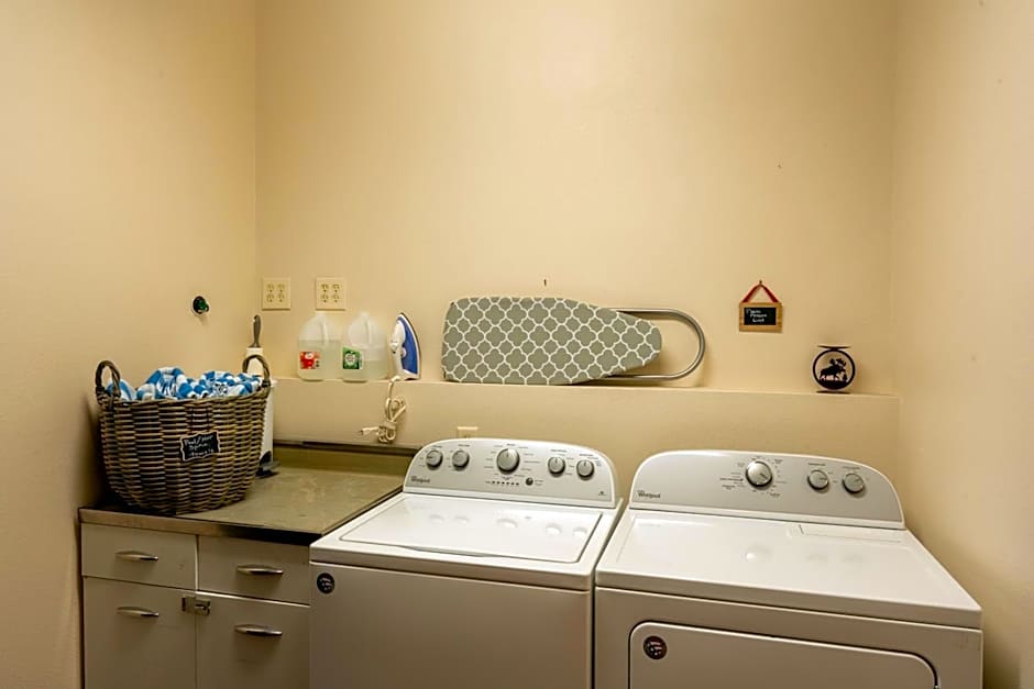 Bison Lodge - Lg Home - 2 bedrooms - less than 5 miles to Yellowstone North Entrance, Sleeps up to 8