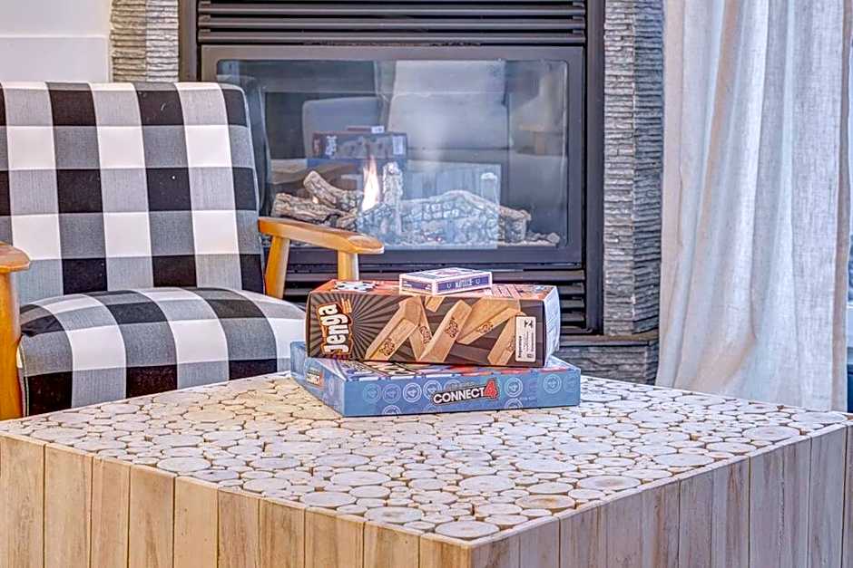 Mountain Retreat, Pool & Hot Tub, BBQ, Patio, King Bed, Sleeps 6!