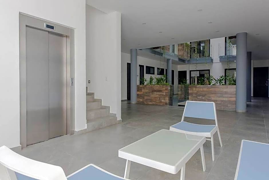 OneBR w Balcony or Small Studio in Playa del Carmen, BBQ, Pool Infinite, Whirlpool, AC, TV Smart, 200mb