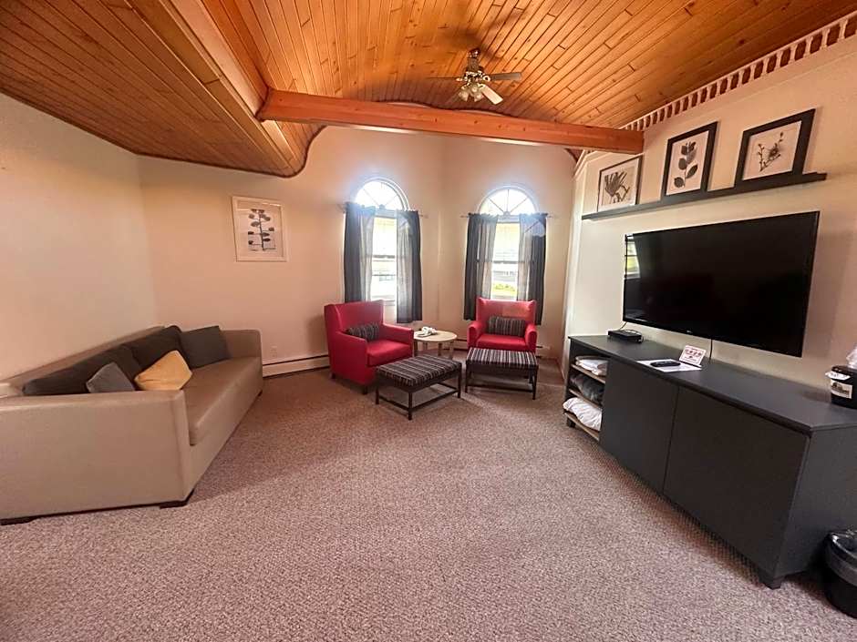 Pictured Rocks Inn and Suites