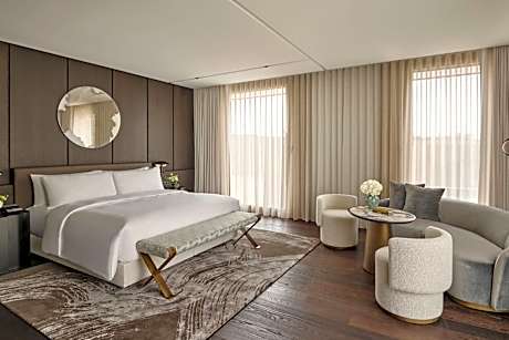 Executive Large King Room with Street View