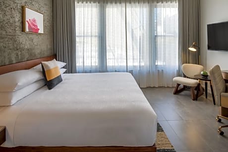 Deluxe King Room with City View