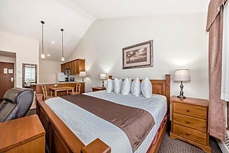 Deluxe King Suite with Kitchen