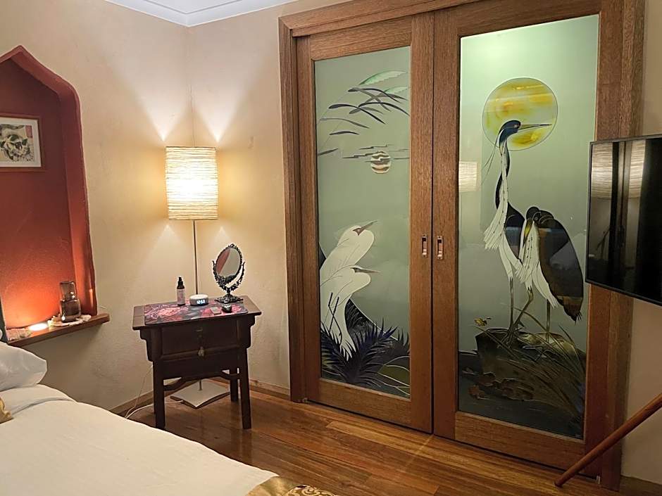 Tomah Retreat - Studio CHILL with fireplace and clawfoot bath