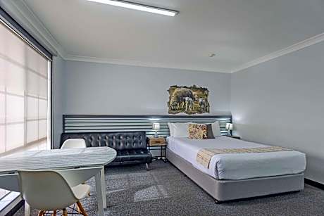 1 Queen, 2 Single Beds/Non Smoking