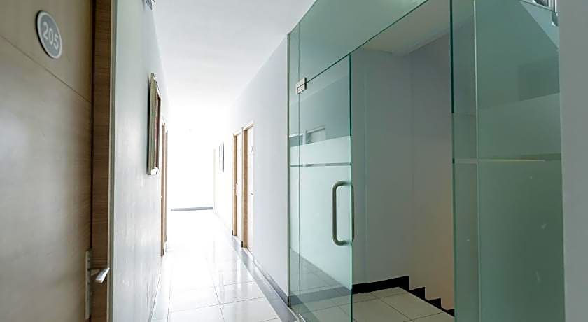 RedDoorz near Puri Indah Lippo Mall 2