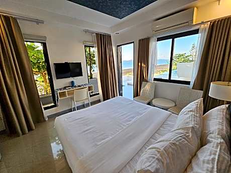 Deluxe Room with Sea View and Balcony
