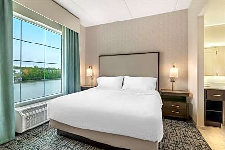 King Studio Suite with River View - Non-Smoking