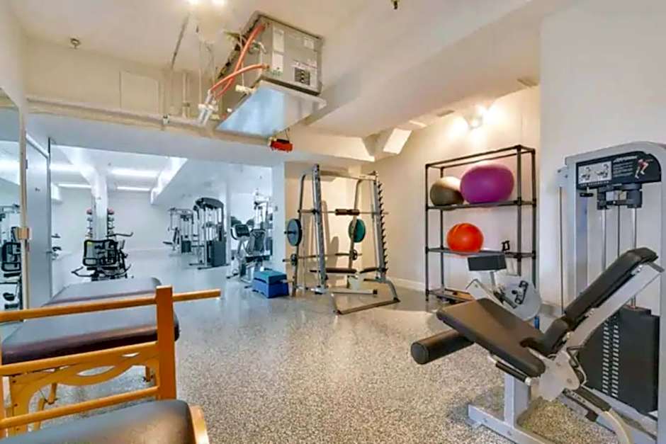 Tropical Beach Condo - Pool, Shops, 86" TV, WiFi