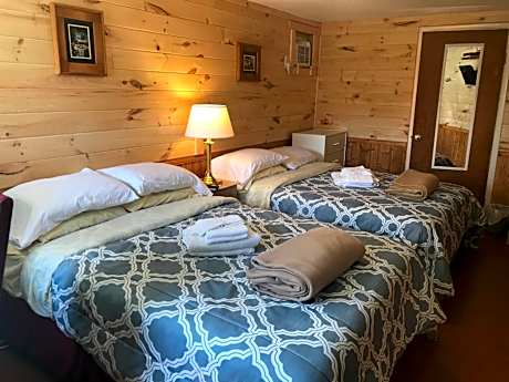 Quadruple Room with Private Bathroom