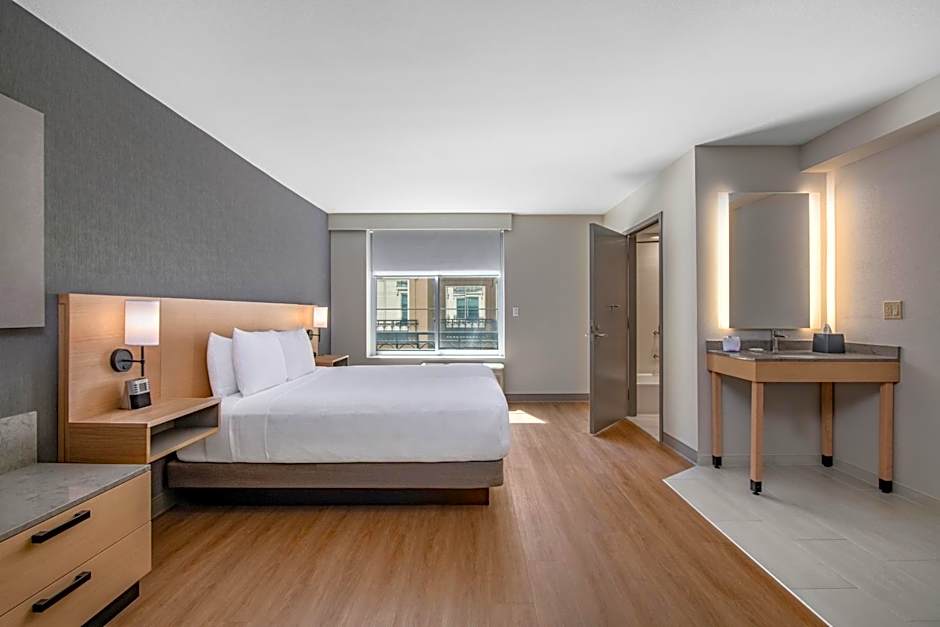 Hyatt Place Riverside Downtown