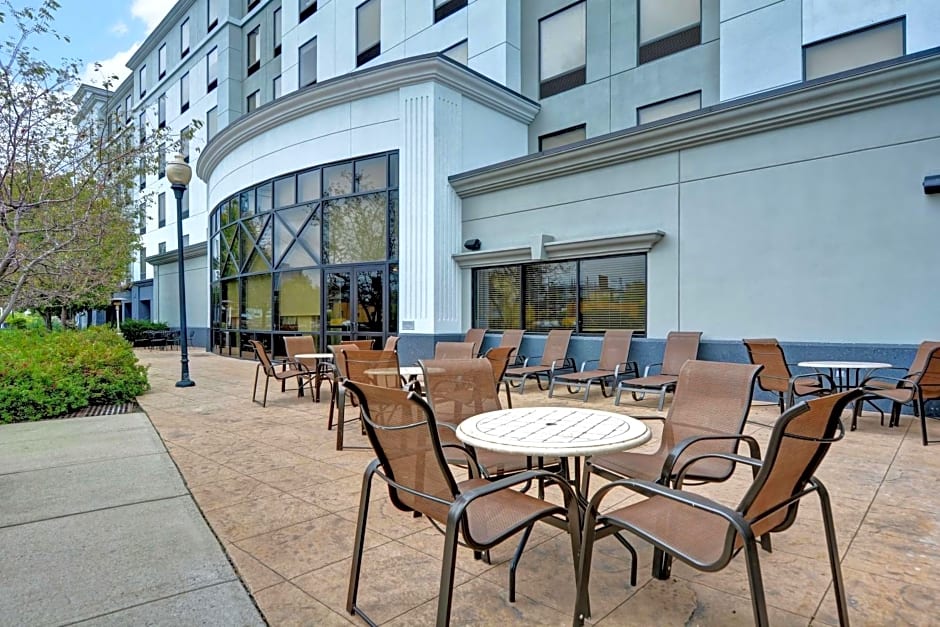 Hampton Inn By Hilton & Suites Newark-Harrison-Riverwalk