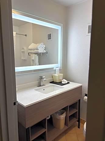 King Room with Tub - Disability Access/Non Smoking