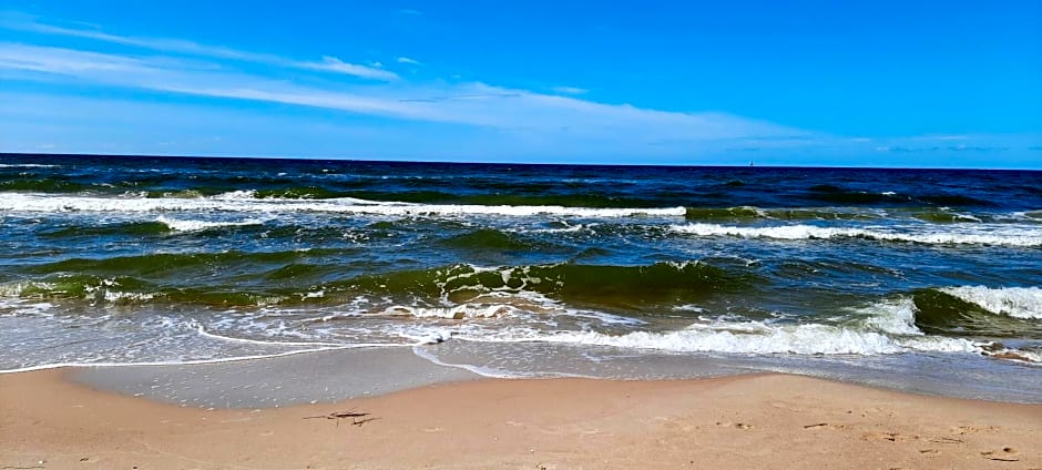 Szary domek nad jeziorem