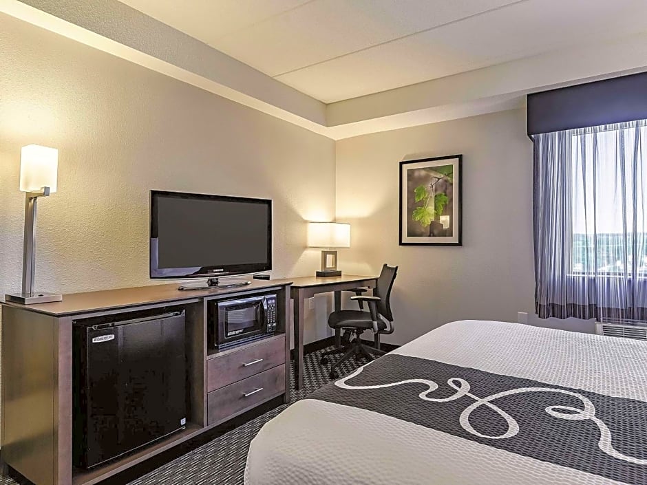 La Quinta Inn & Suites by Wyndham Warwick-Providence Airport