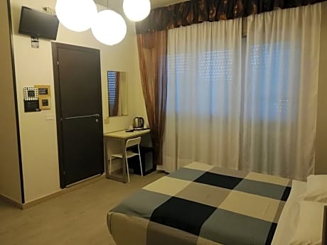 Large Double Room with Balcony and Garden View 