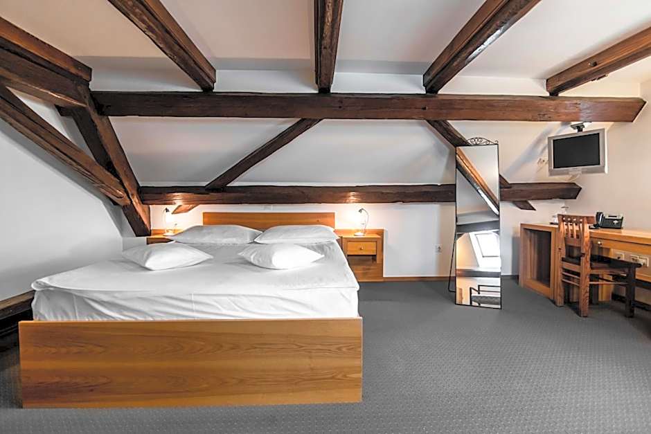 Hotel Dvor Jezersek Brnik