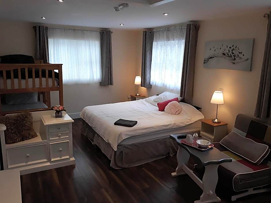 Ridge-Rock Accommodation