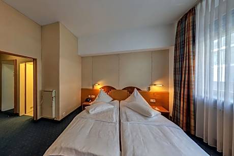 Deluxe Double Room (1 Queen Bed)