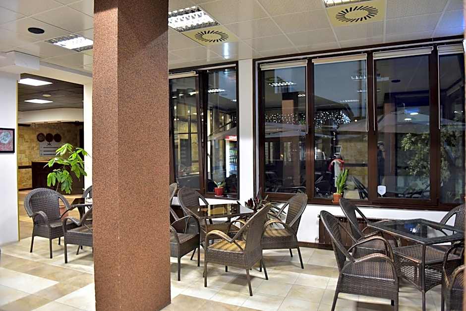 Royal Bansko - Family Apart Hotel With All Inclusive Light or HB&Drinks and Hot Pool & Jacuzzis