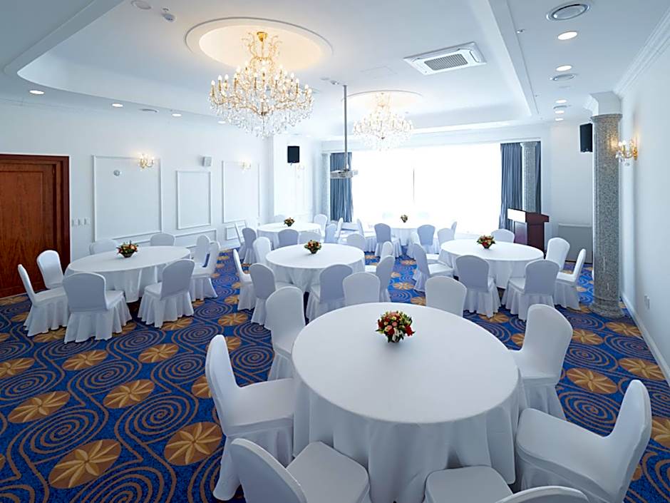 GoldOne Hotel & Suites