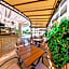 Avenue Deluxe Hotel