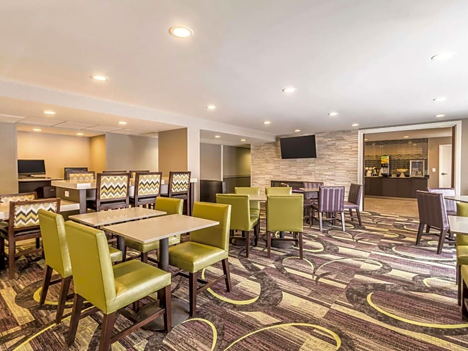 La Quinta Inn & Suites by Wyndham Cleveland - Airport North