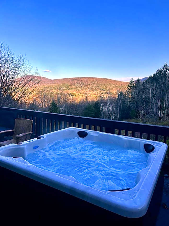 The Haüs Windham - Luxury Suites, Hot Tub, Mountain Views!