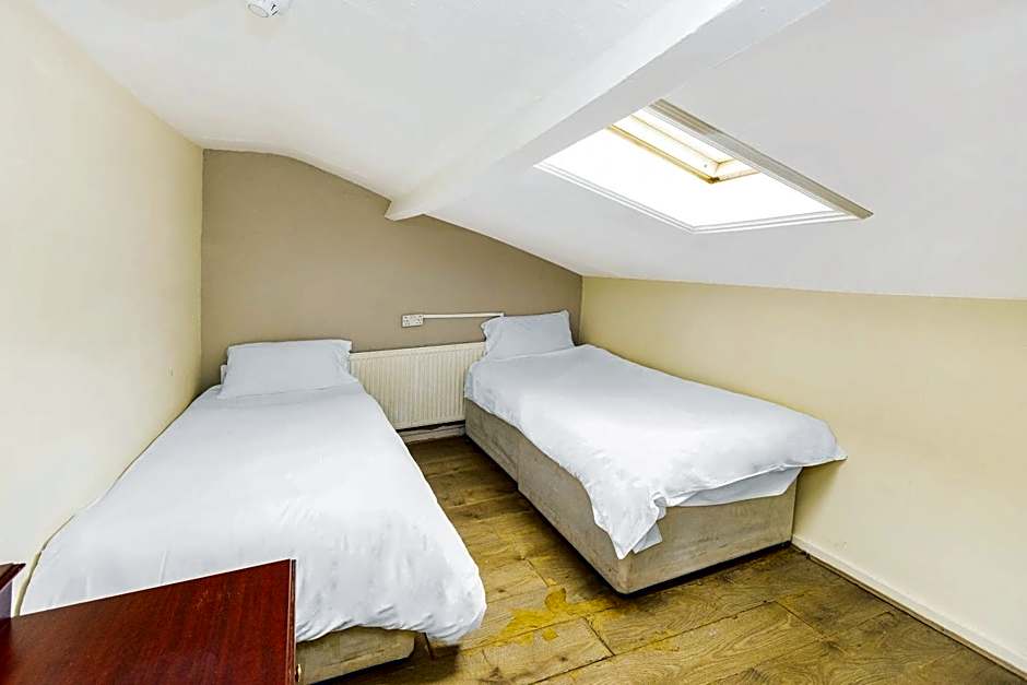 OYO Old Oak Tree Inn