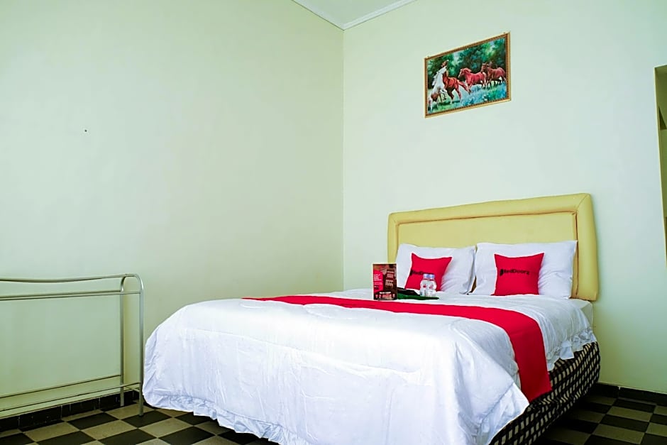 RedDoorz near STAB Syailendra Kopeng