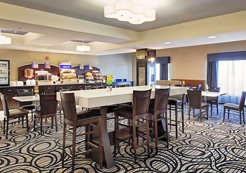 Holiday Inn Express & Suites North Fremont By IHG