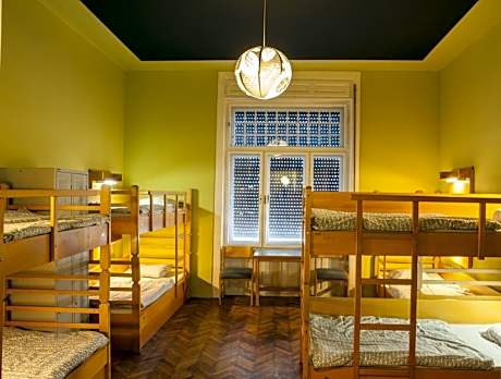 Bed in 8-Bed Mixed Dormitory Room
