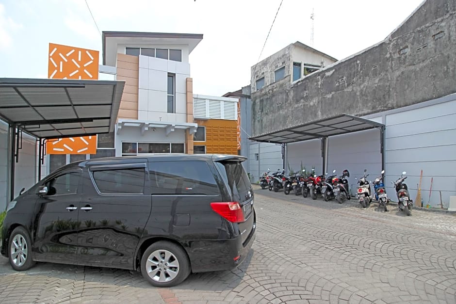 RedDoorz near Hartono Mall 3